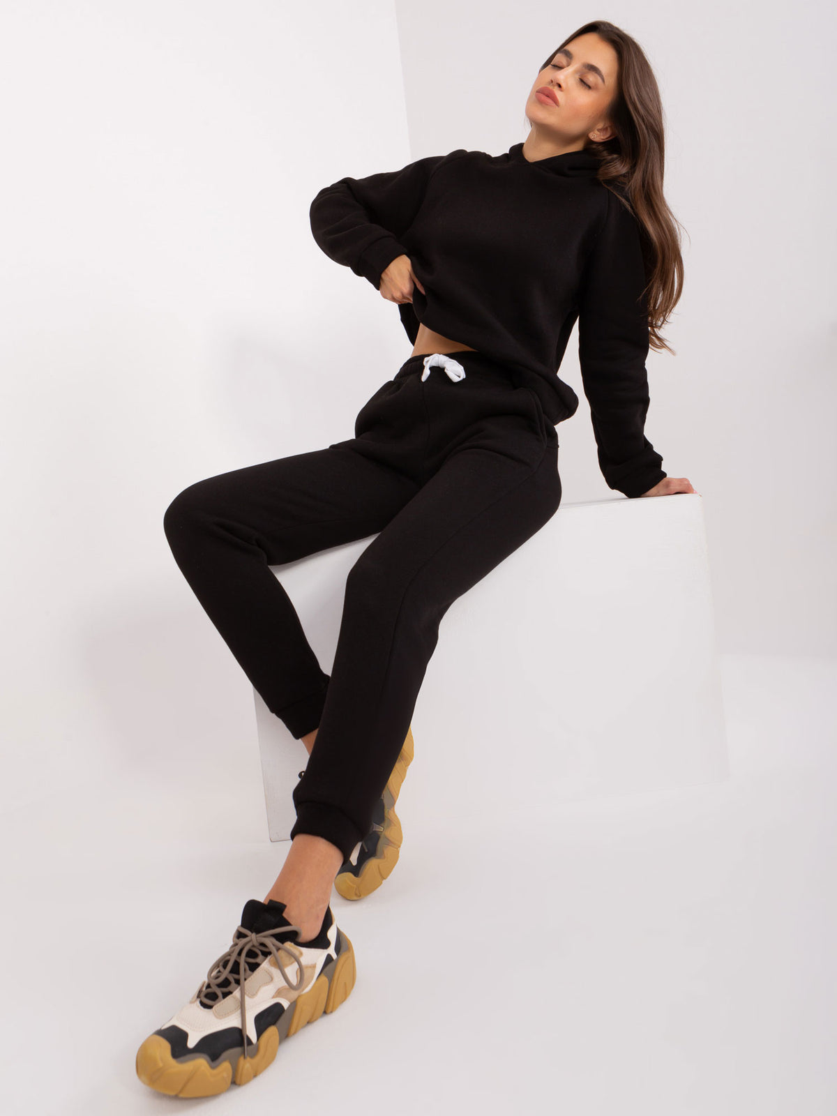 Costum negru simplu cu pantaloni