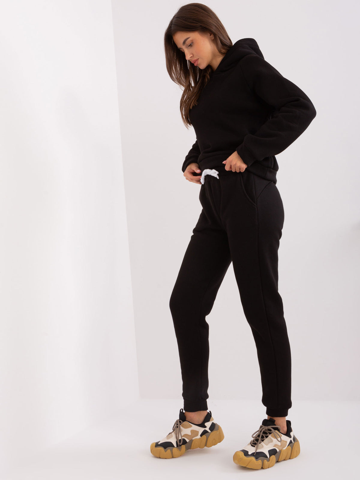 Costum negru simplu cu pantaloni