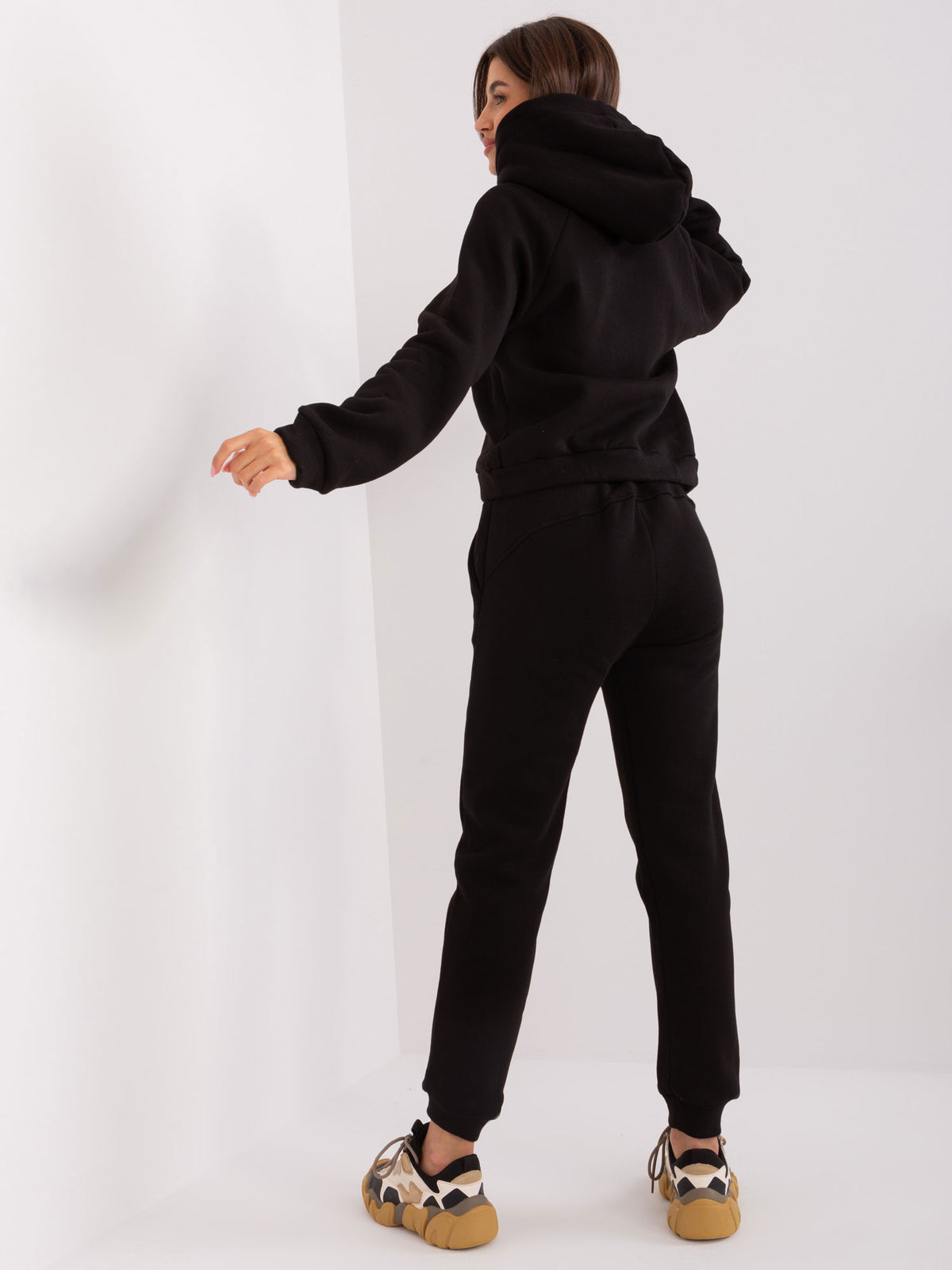 Costum negru simplu cu pantaloni