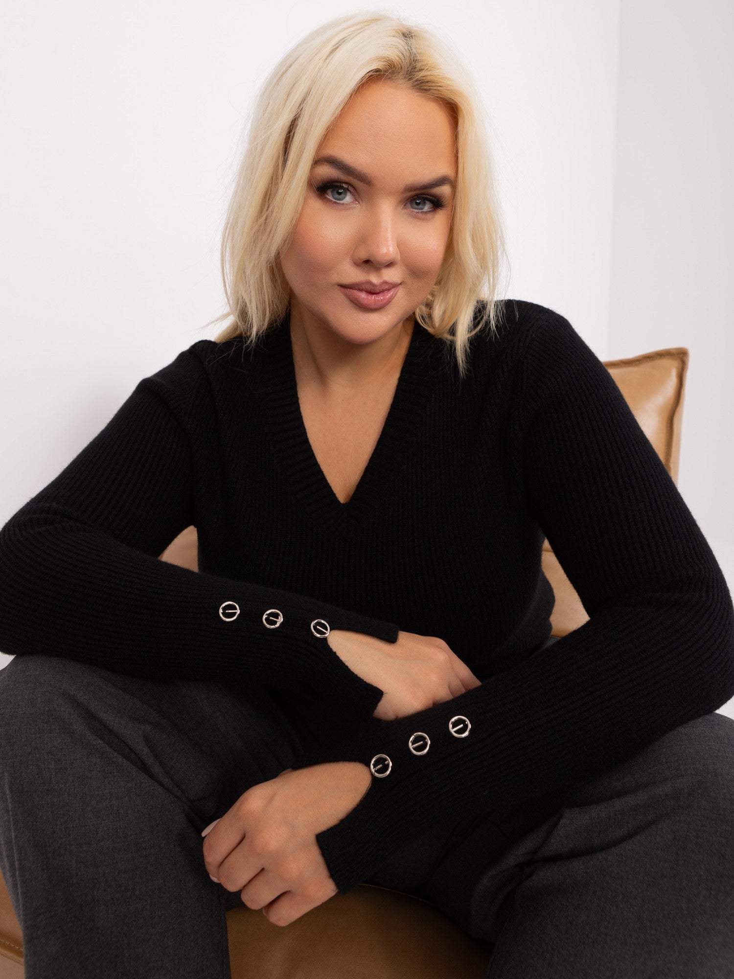Pulover negru plus size cu decolteu în V