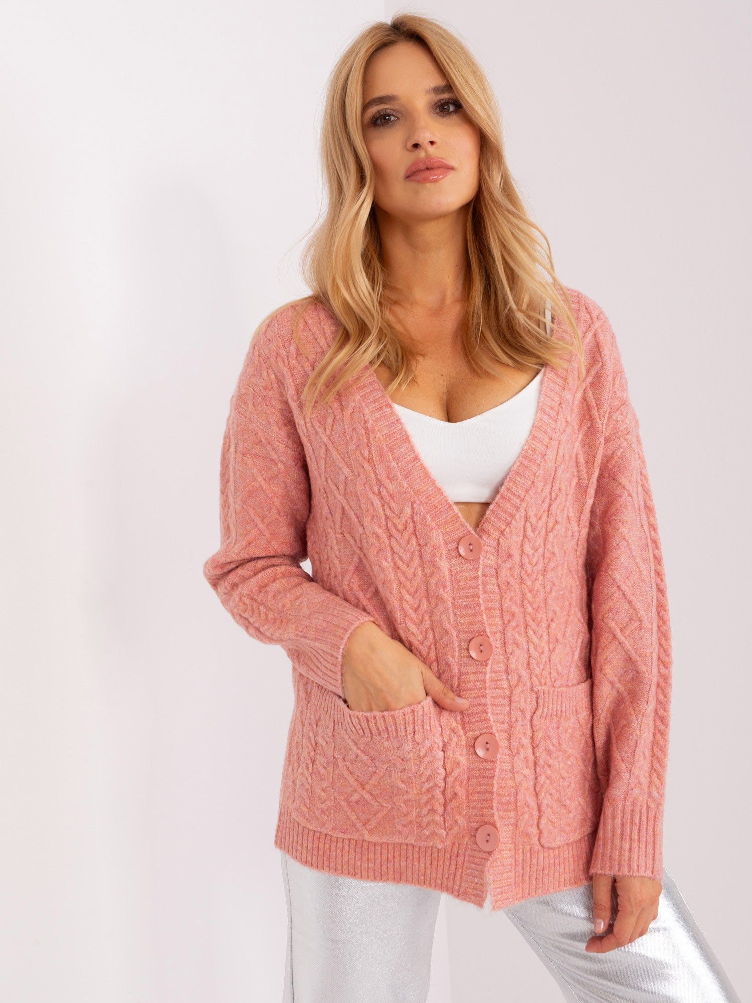 Cardigan roz deschis tricotat cu împletituri