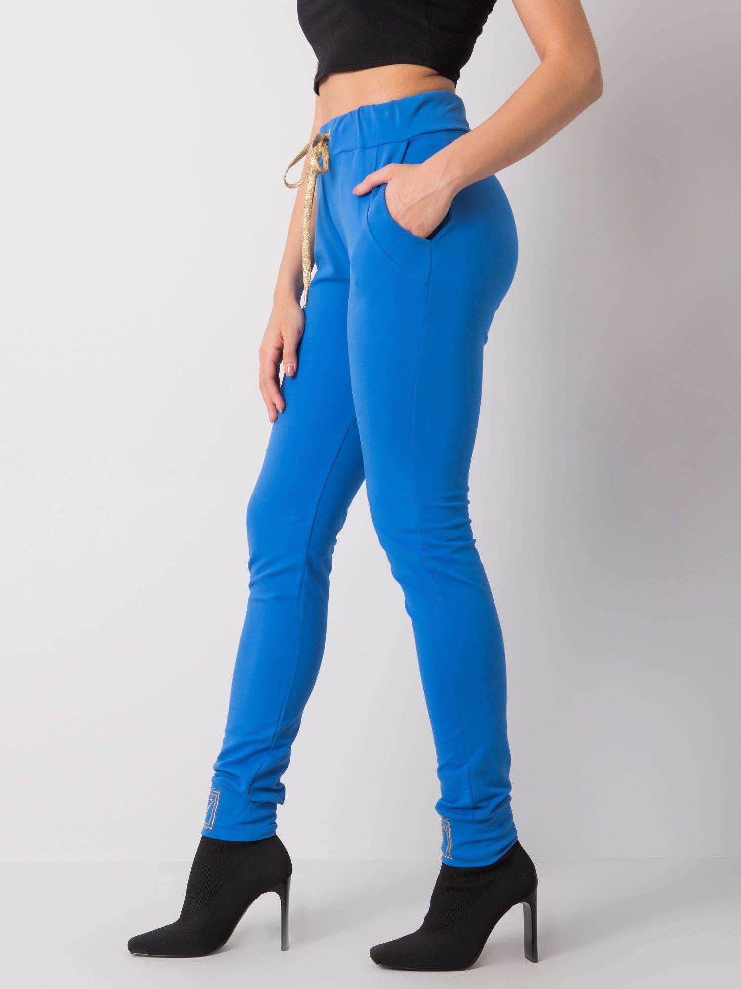 Pantaloni de trening albaștri cu aplicații