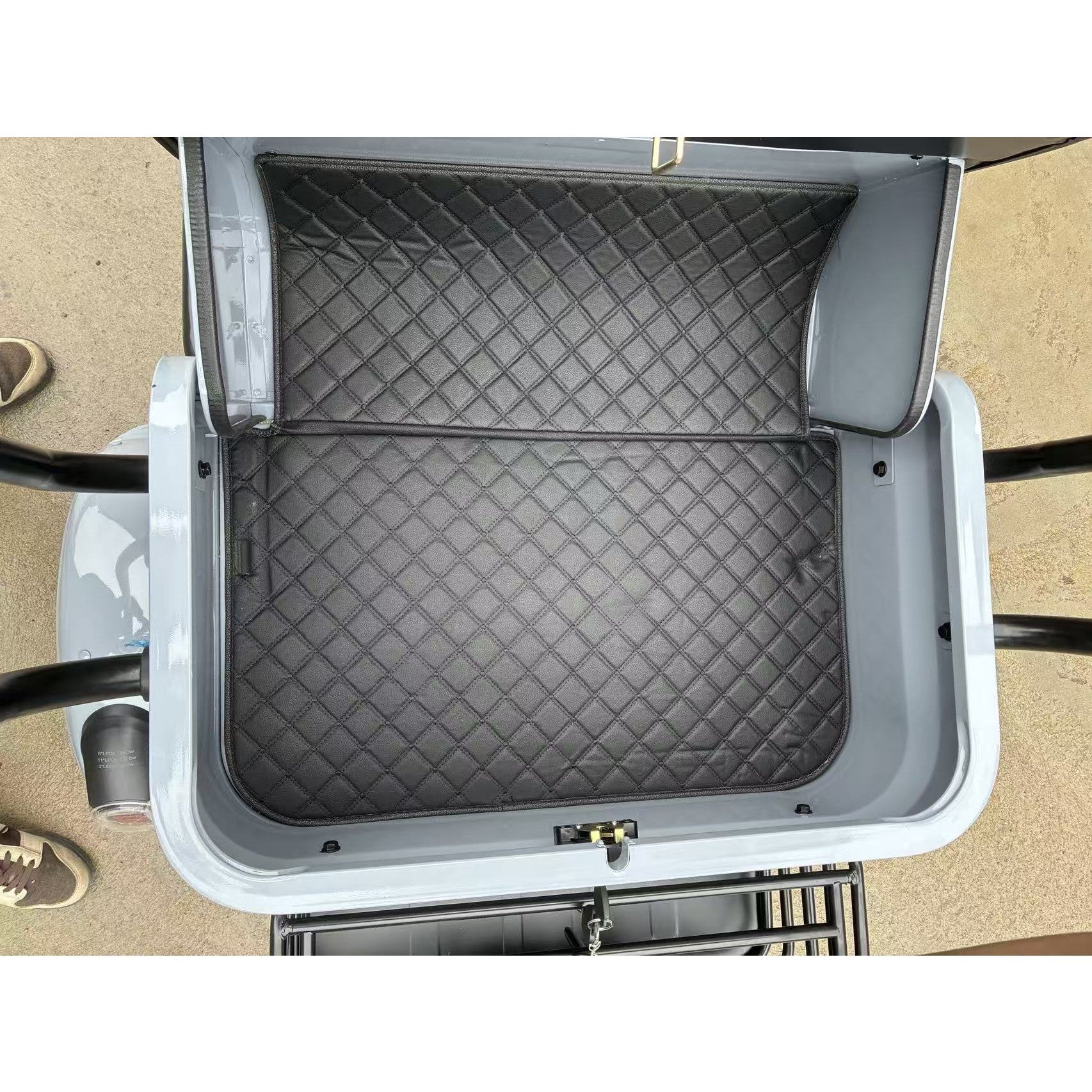 Triciclu Electric V6, Saige, Fara Permis, cu Doua Locuri, Motor 1800W, Baterie 72V24Ah, Autonomie 60km, 220x88x105 cm,