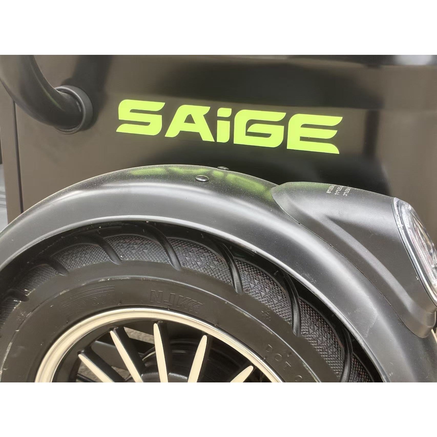 Triciclu Electric V6, Saige, Fara Permis, cu Doua Locuri, Motor 1800W, Baterie 72V24Ah, Autonomie 60km, 220x88x105 cm,