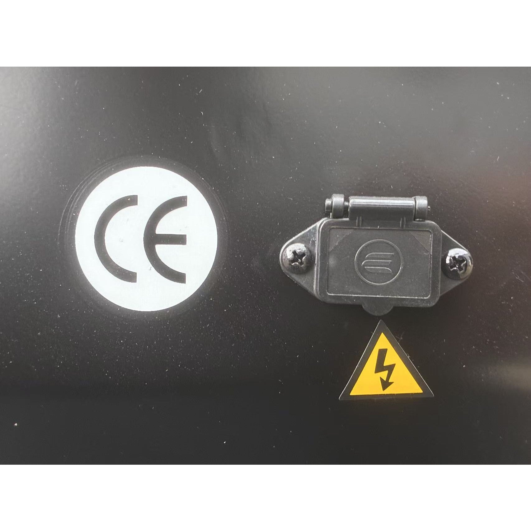 Triciclu Electric V6, Saige, Fara Permis, cu Doua Locuri, Motor 1800W, Baterie 72V24Ah, Autonomie 60km, 220x88x105 cm,