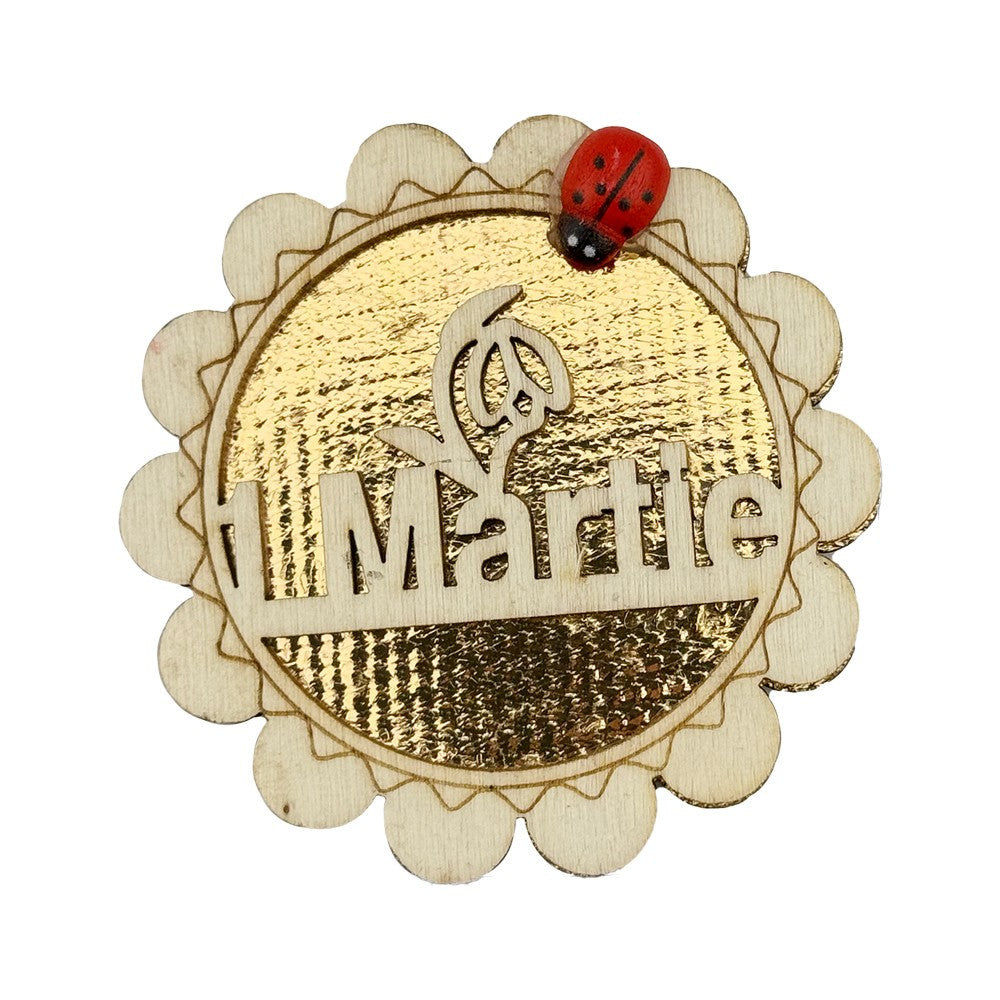 Set 100 bucati Martisor din Lemn cu Magnet, Jolie, Model Floare cu Scris 1 Martie, Decor Buburuza, Insertie Aurie