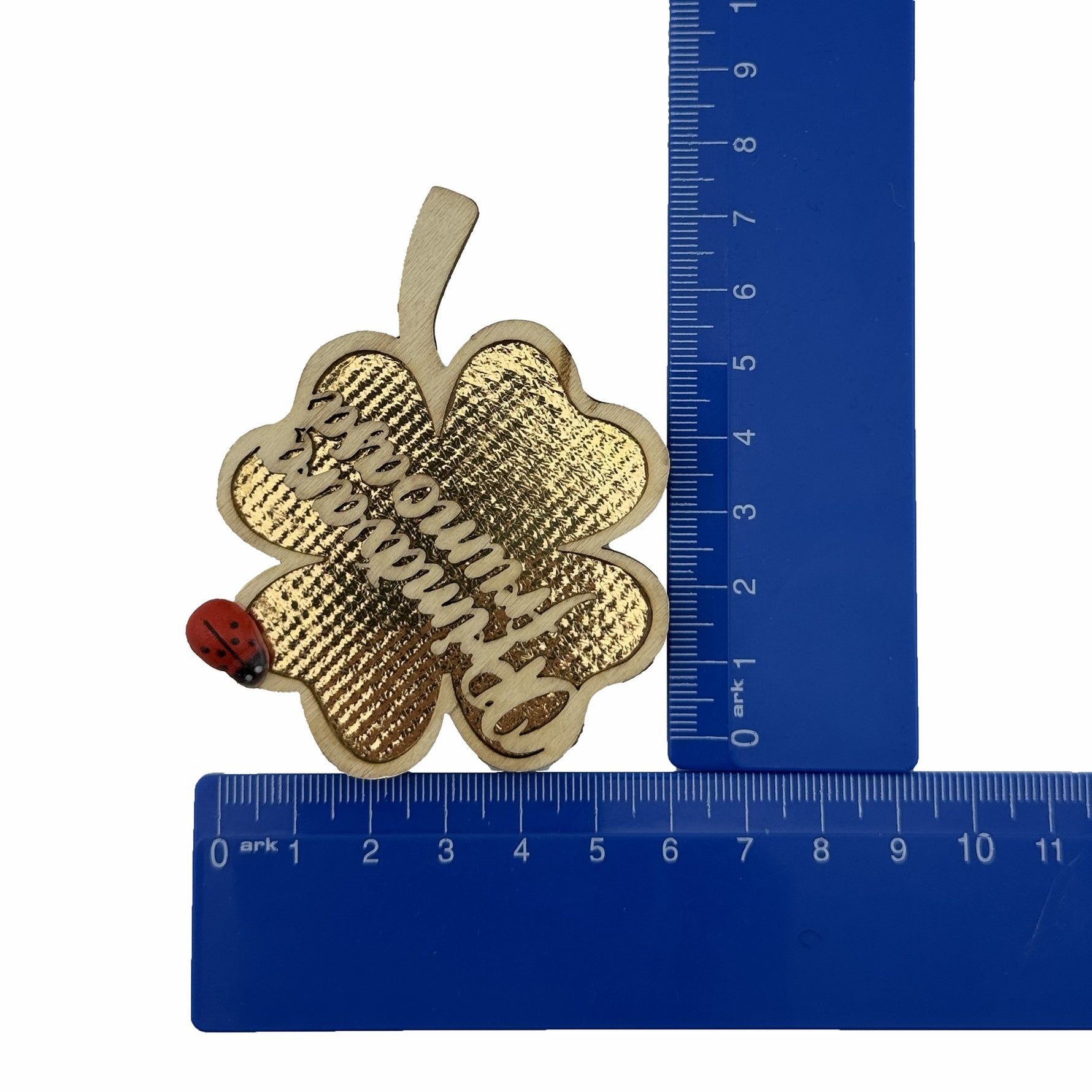 Set 100 bucati Martisor din Lemn cu Magnet, Jolie, Model Trifoi cu Scris O Primavara Frumoasa, Decor Buburuza, Insertie