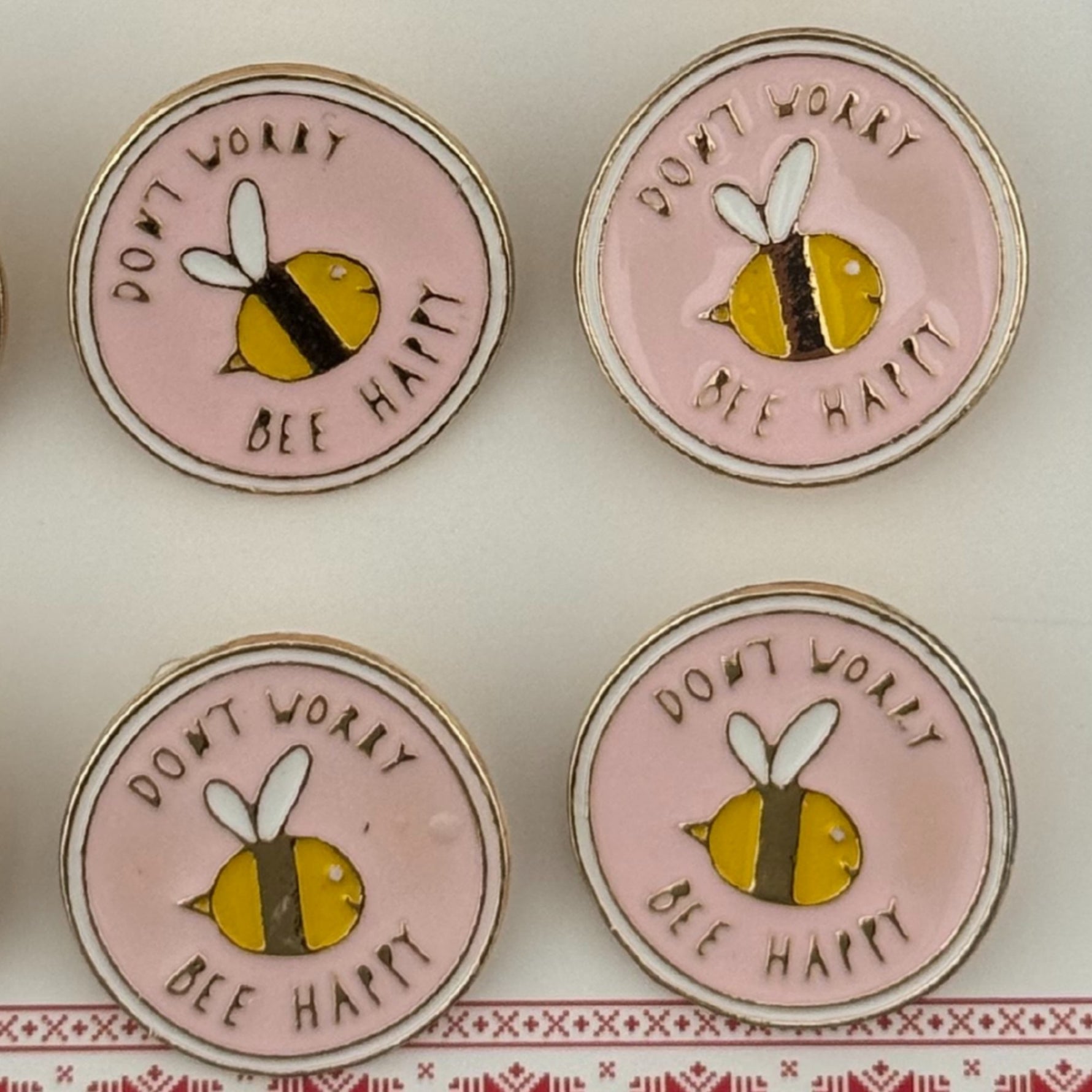 Set 12 Brose Martisor pentru Copii, Jolie, Model Albinuta, cu Mesaj Don`t Worry Bee Happy, Roz Galben