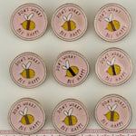 Set 12 Brose Martisor pentru Copii, Jolie, Model Albinuta, cu Mesaj Don`t Worry Bee Happy, Roz Galben