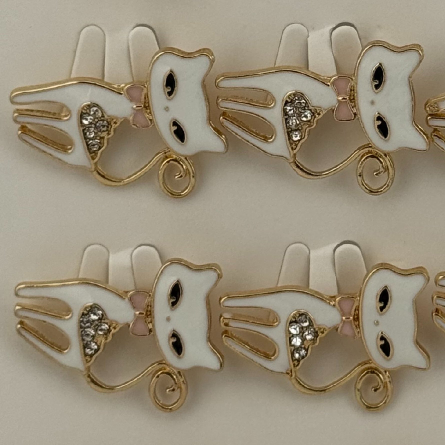 Set 12 Brose Martisor Primavara, Jolie, Model Pisica Alba cu Pietre