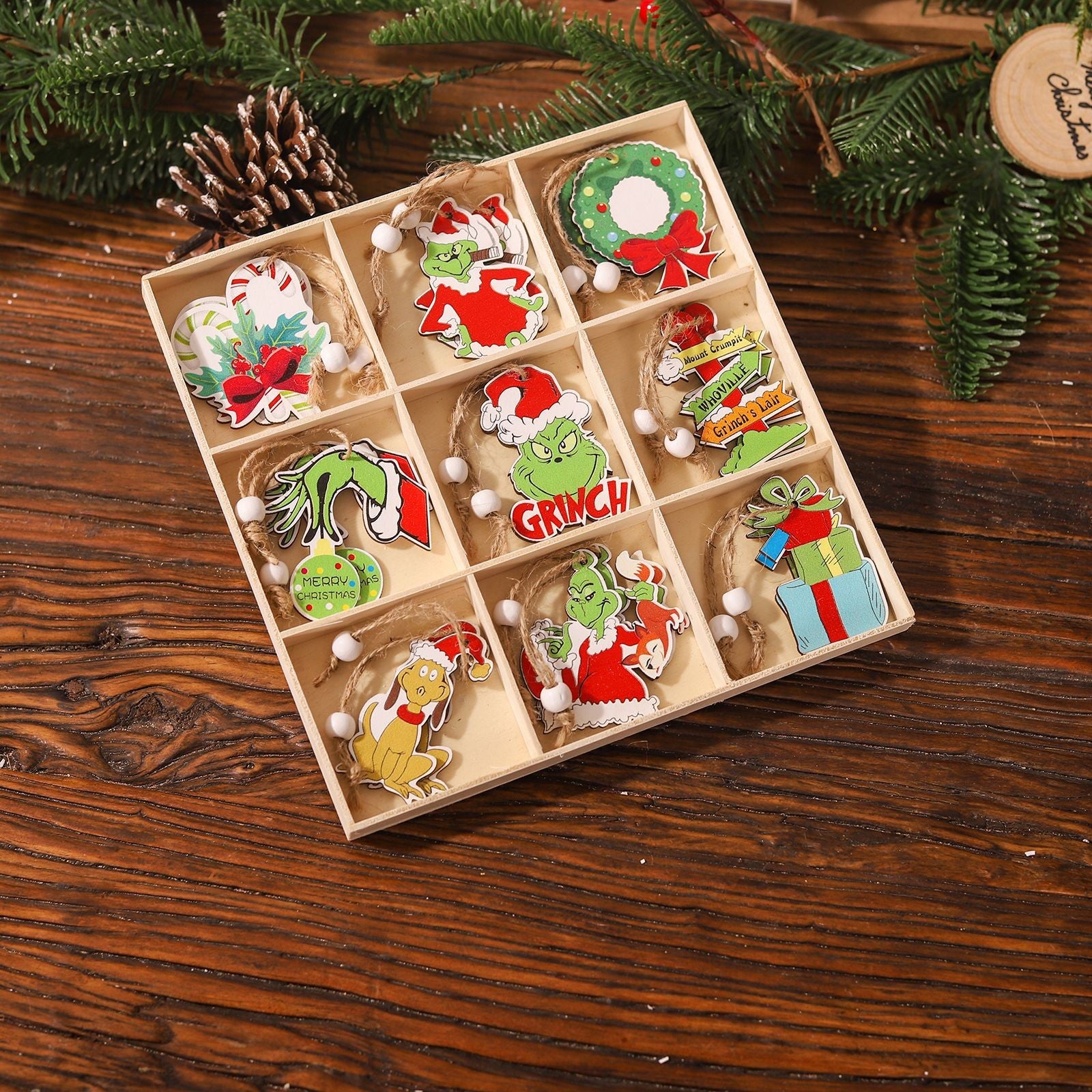 Set 18 Decoratiuni de Craciun din Lemn, Flippy, cu Snur pentru Agatare in Brad, Model Grinch, Diferite Dimensiuni,