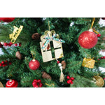 Set brad artificial de Craciun si elemente decorative, decorat cu conuri pin rosii, inaltime 210 cm, diametru 137 cm,