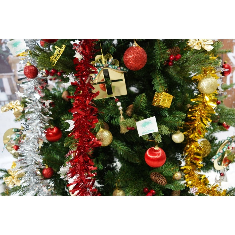 Set brad artificial de Craciun si elemente decorative, decorat cu conuri pin rosii, inaltime 210 cm, diametru 137 cm,