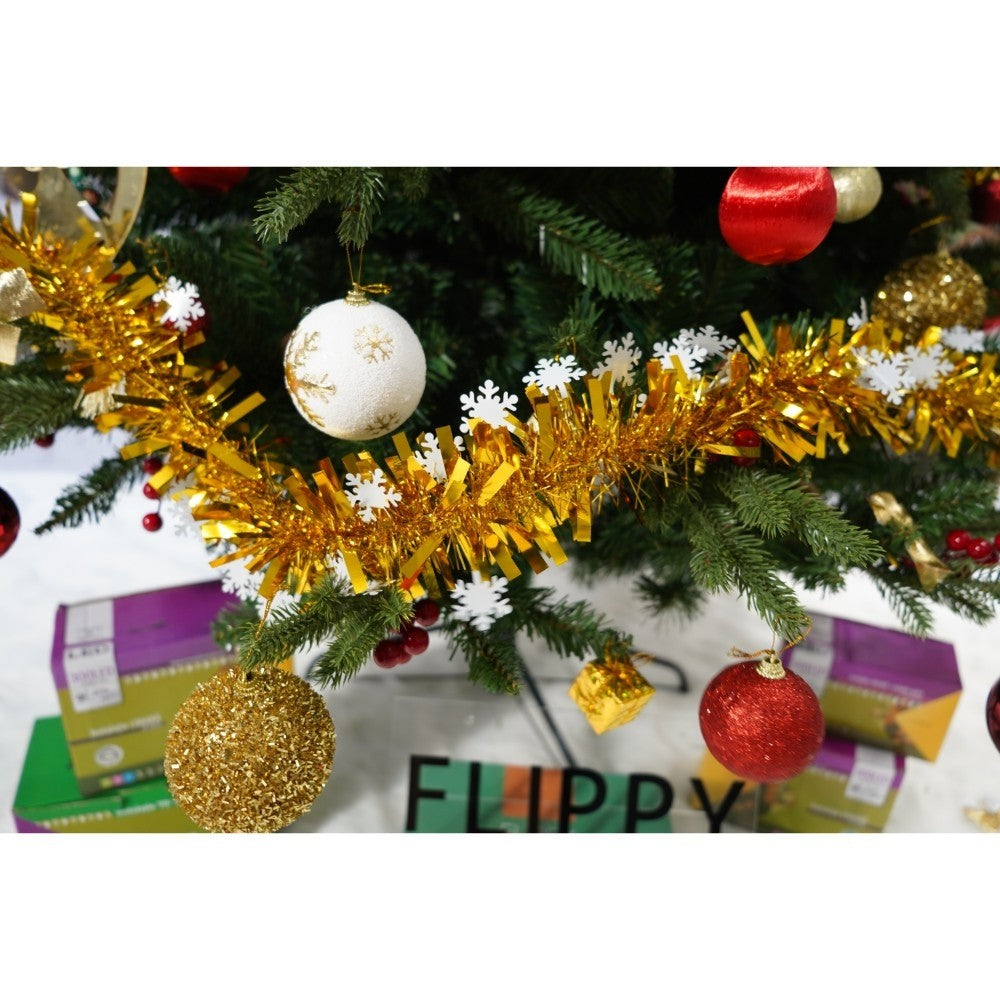 Set brad artificial de Craciun si elemente decorative, decorat cu conuri pin rosii, inaltime 210 cm, diametru 137 cm,