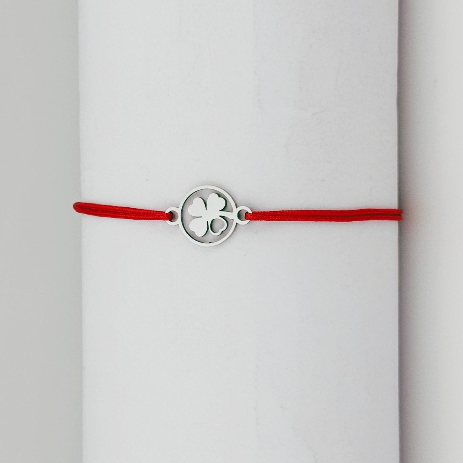 Bratara Martisor pentru Dama, Jolie, Model Trifoi cu Inima, Set 12 bucati, Pandativ Argintiu din Inox cu Snur Rosu