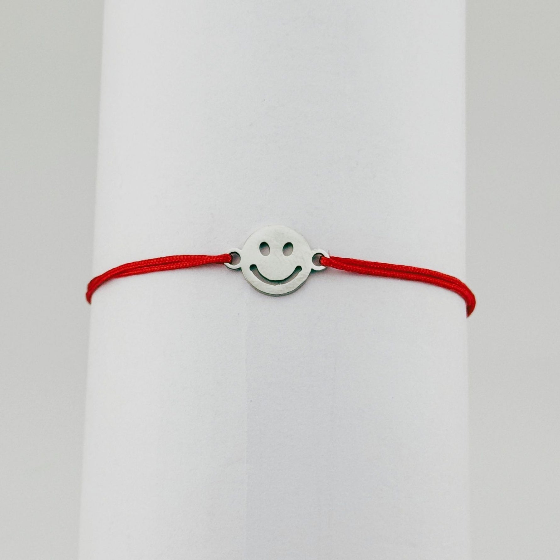 Bratara Martisor pentru Dama, Jolie, Model Smile, Set 12 bucati, Pandativ Argintiu din Inox cu Snur Rosu Ajustabil