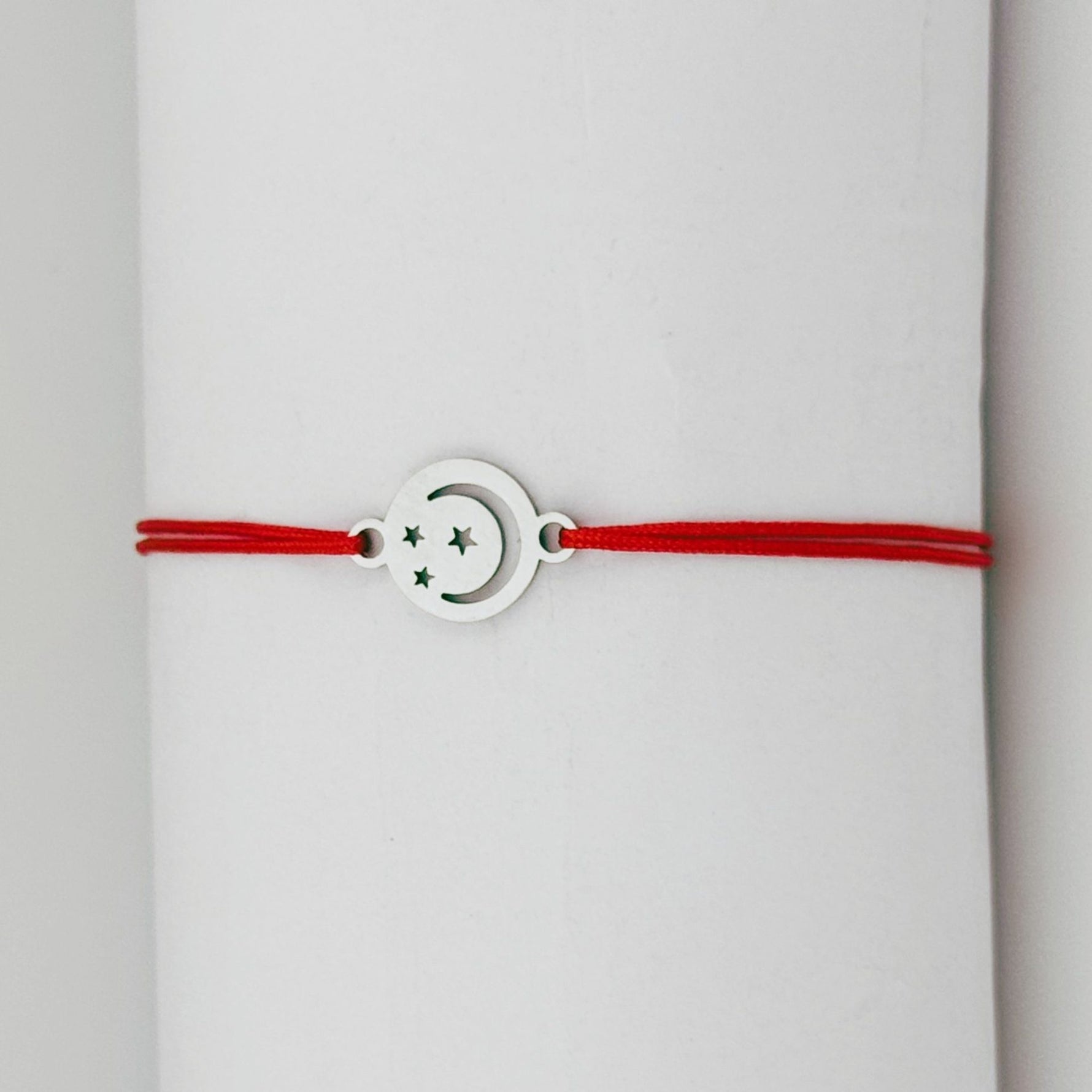 Bratara Martisor pentru Dama, Jolie, Model Luna in Cerc, Set 12 bucati, Pandativ Argintiu din Inox cu Snur Rosu