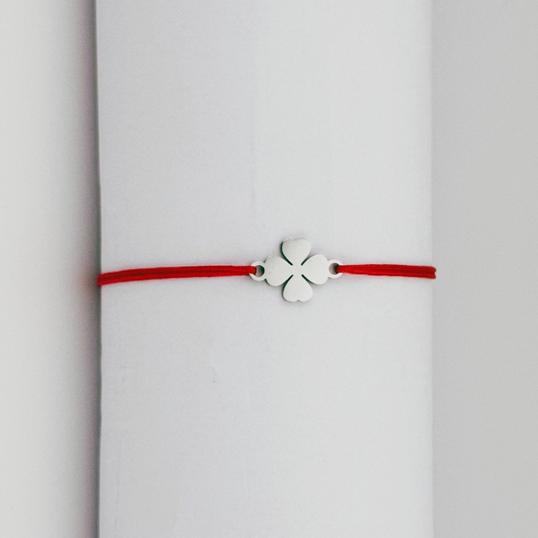 Bratara Martisor pentru Dama, Jolie, Model Trifoi cu 4 Foi, Set 12 bucati, Pandativ Argintiu din Inox cu Snur Rosu