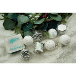Set de 12 ornamente de brad, Flippy, de tip Glob, Alb/ Argintiu, din polistiren, cu finisaj sclipitor , cutie 4 cm