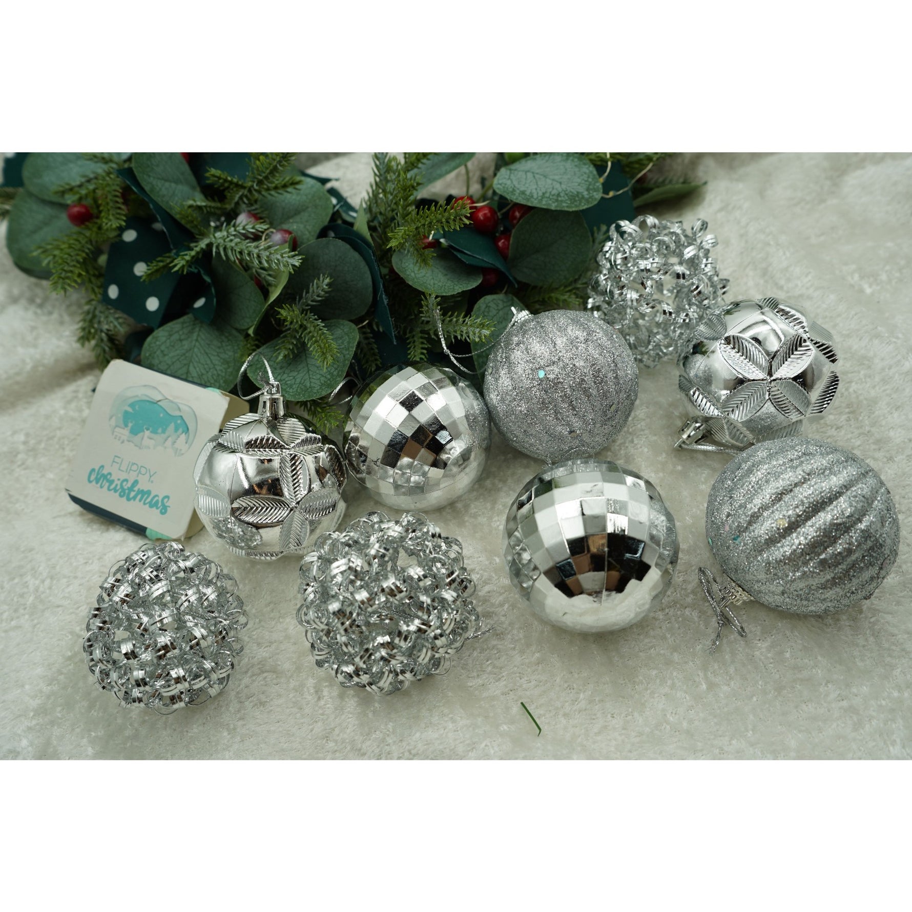 Set de 12 ornamente de brad, Flippy, de tip Glob, Argintiu, din plastic, cu finisaj sclipitor , cutie 6 cm adancime x