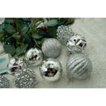 Set de 12 ornamente de brad, Flippy, de tip Glob, Argintiu, din plastic, cu finisaj sclipitor , cutie 6 cm adancime x