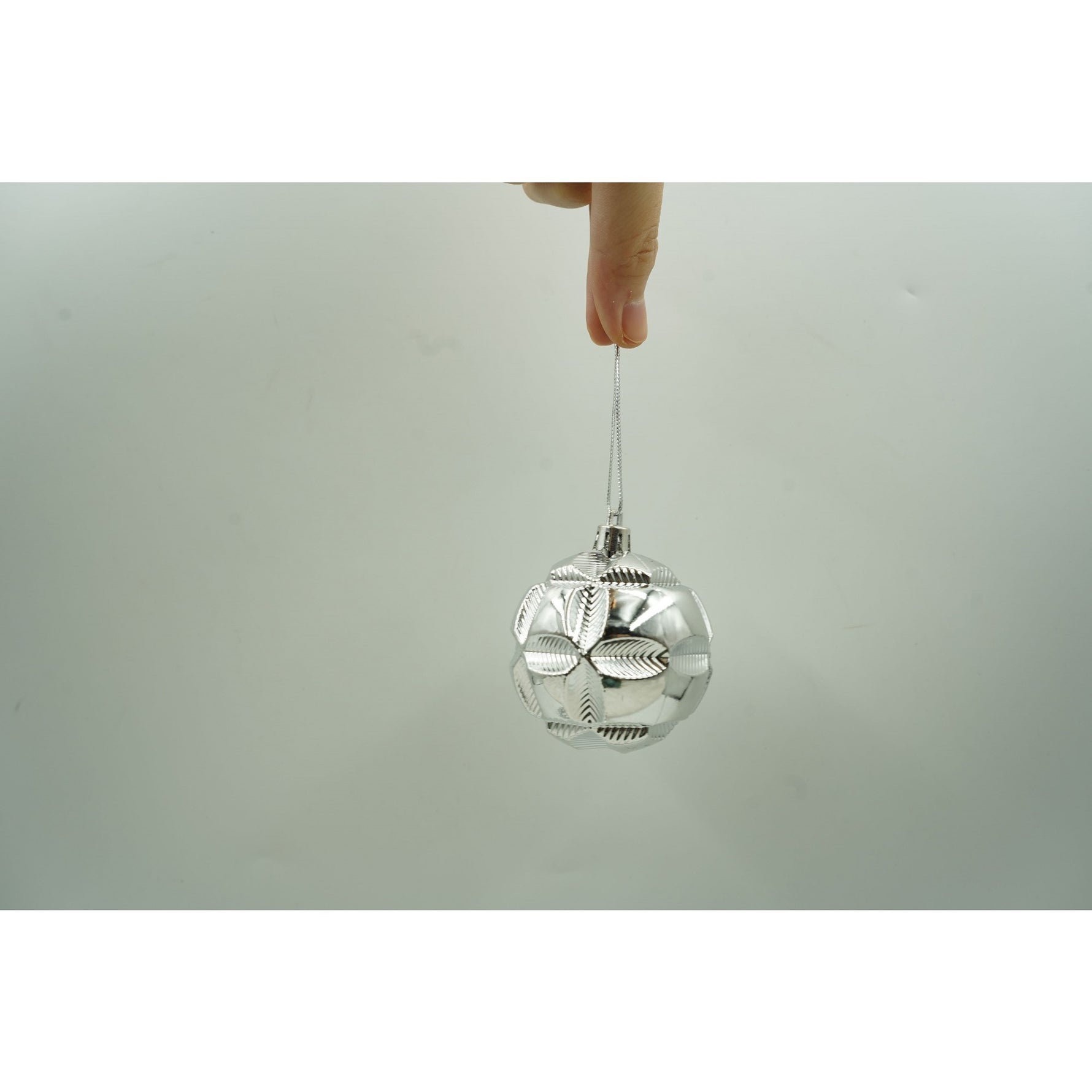 Set de 12 ornamente de brad, Flippy, de tip Glob, Argintiu, din plastic, cu finisaj sclipitor , cutie 6 cm adancime x