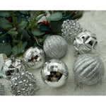 Set de 12 ornamente de brad, Flippy, de tip Glob, Argintiu, din plastic, cu finisaj sclipitor , cutie 6 cm adancime x