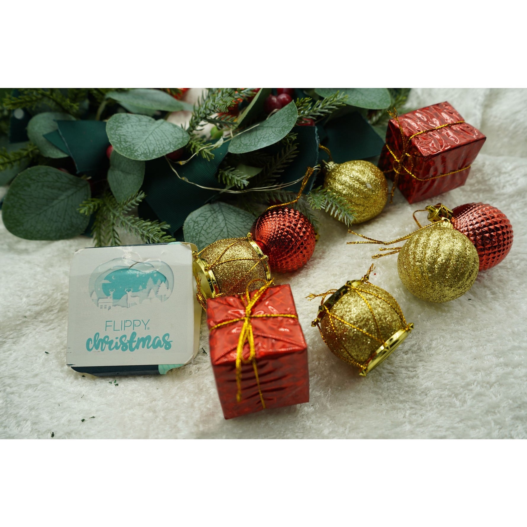 Set de 12 ornamente de brad, Flippy, de tip Glob, Rosu/ Auriu, din polistiren, cu finisaj sclipitor , cutie 4 cm