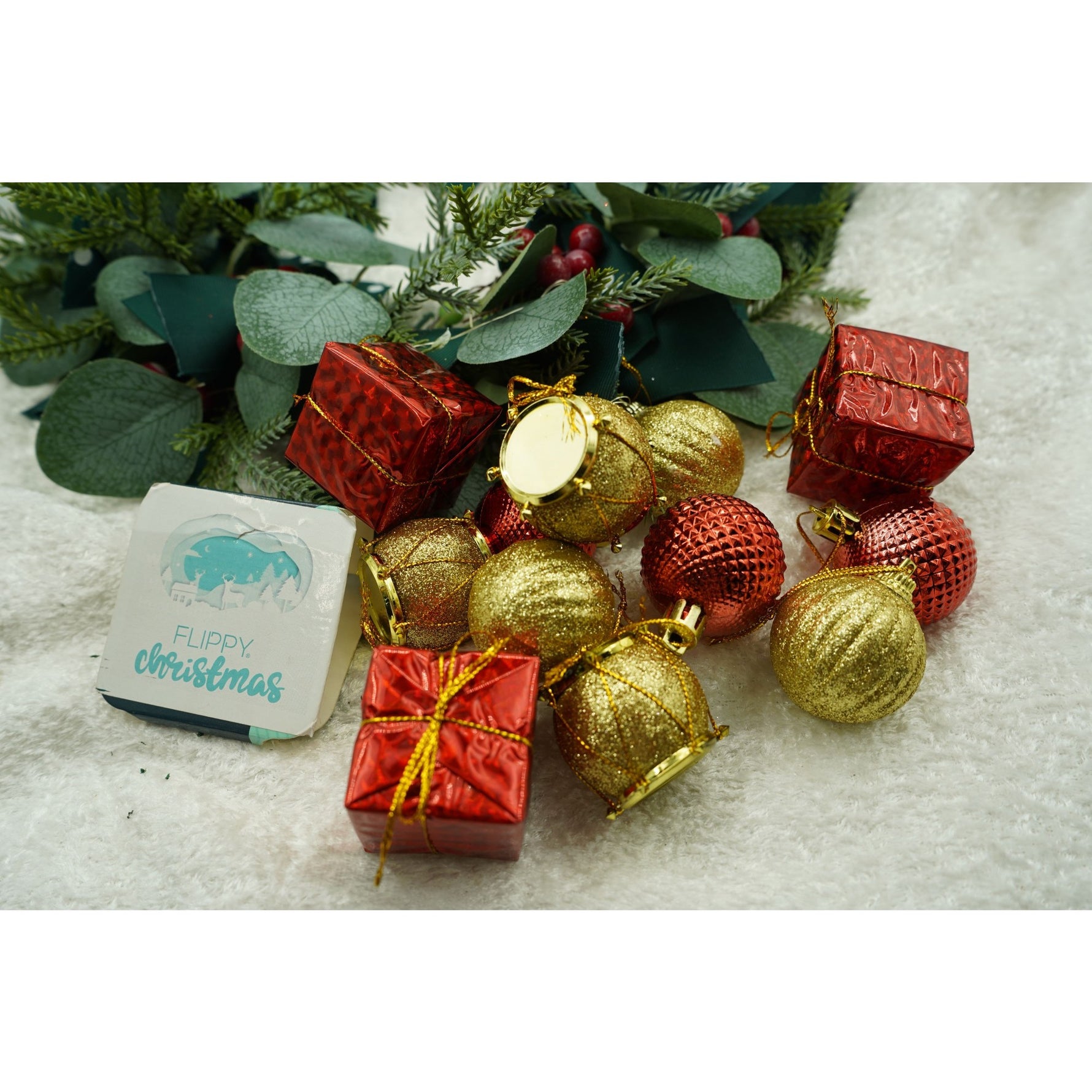 Set de 12 ornamente de brad, Flippy, de tip Glob, Rosu/ Auriu, din polistiren, cu finisaj sclipitor , cutie 4 cm