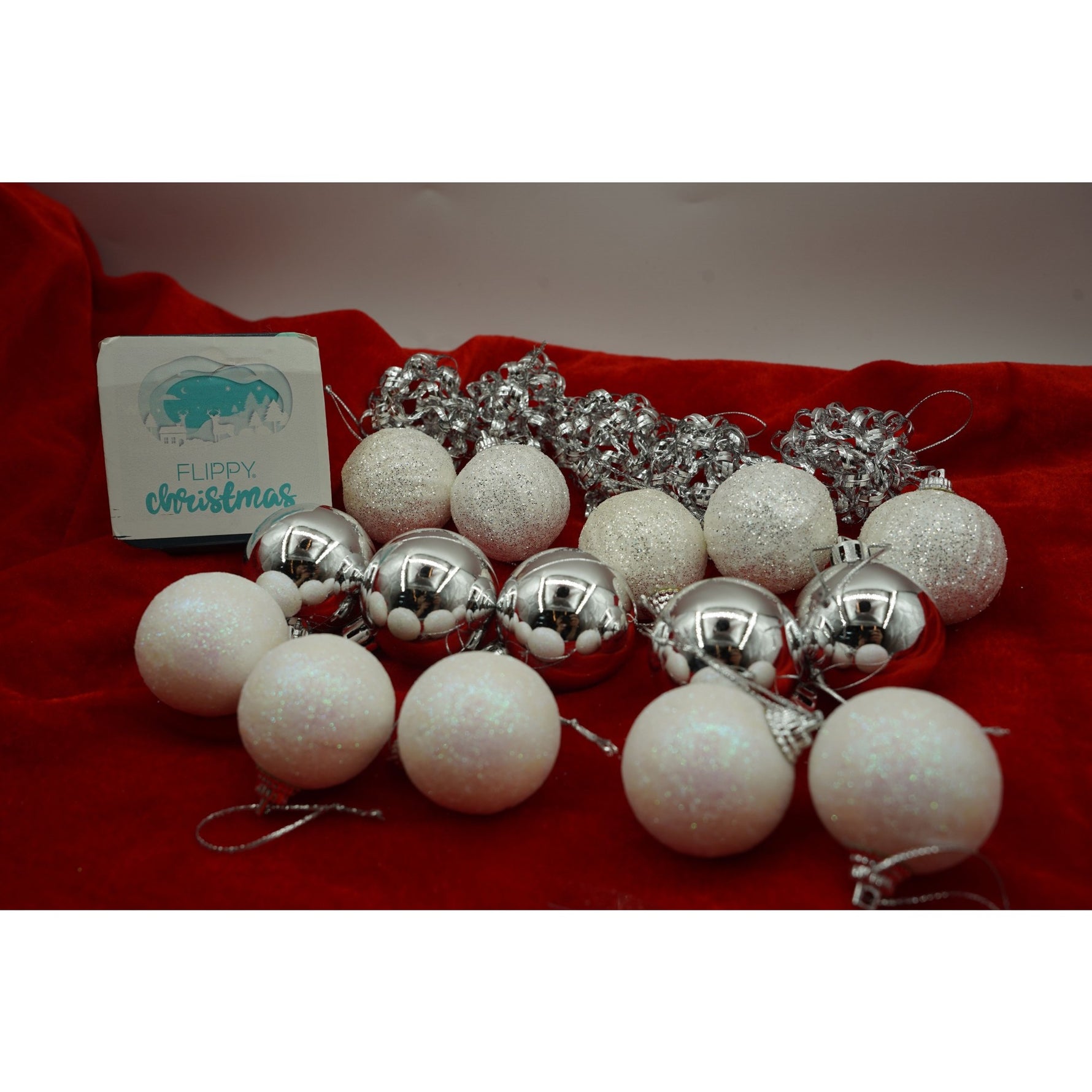Set de 20 ornamente de brad, Flippy, de tip Glob, Alb/ Argintiu, din polistiren, cu finisaj sclipitor , cutie 4 cm