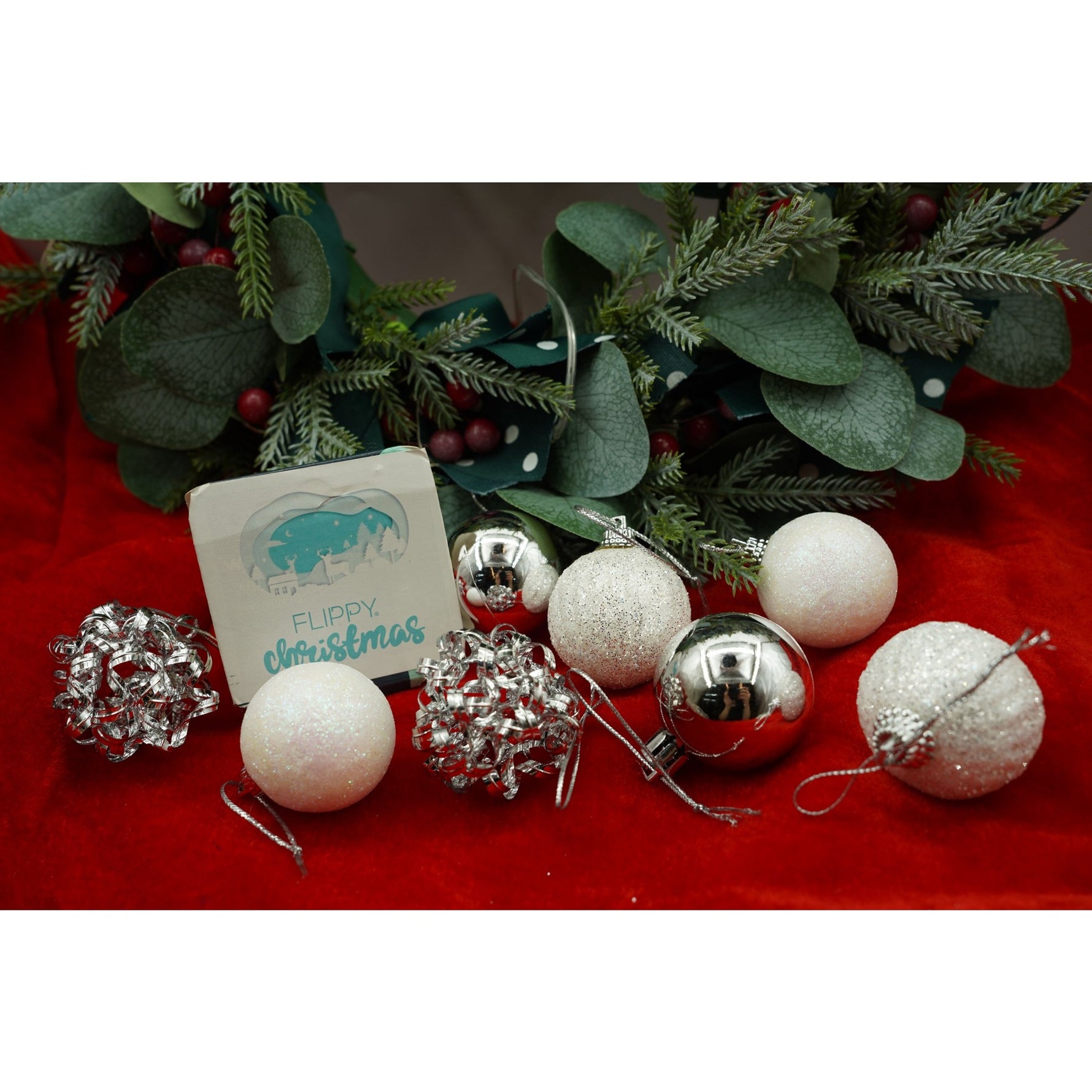 Set de 20 ornamente de brad, Flippy, de tip Glob, Alb/ Argintiu, din polistiren, cu finisaj sclipitor , cutie 4 cm