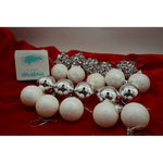 Set de 20 ornamente de brad, Flippy, de tip Glob, Alb/ Argintiu, din polistiren, cu finisaj sclipitor , cutie 4 cm