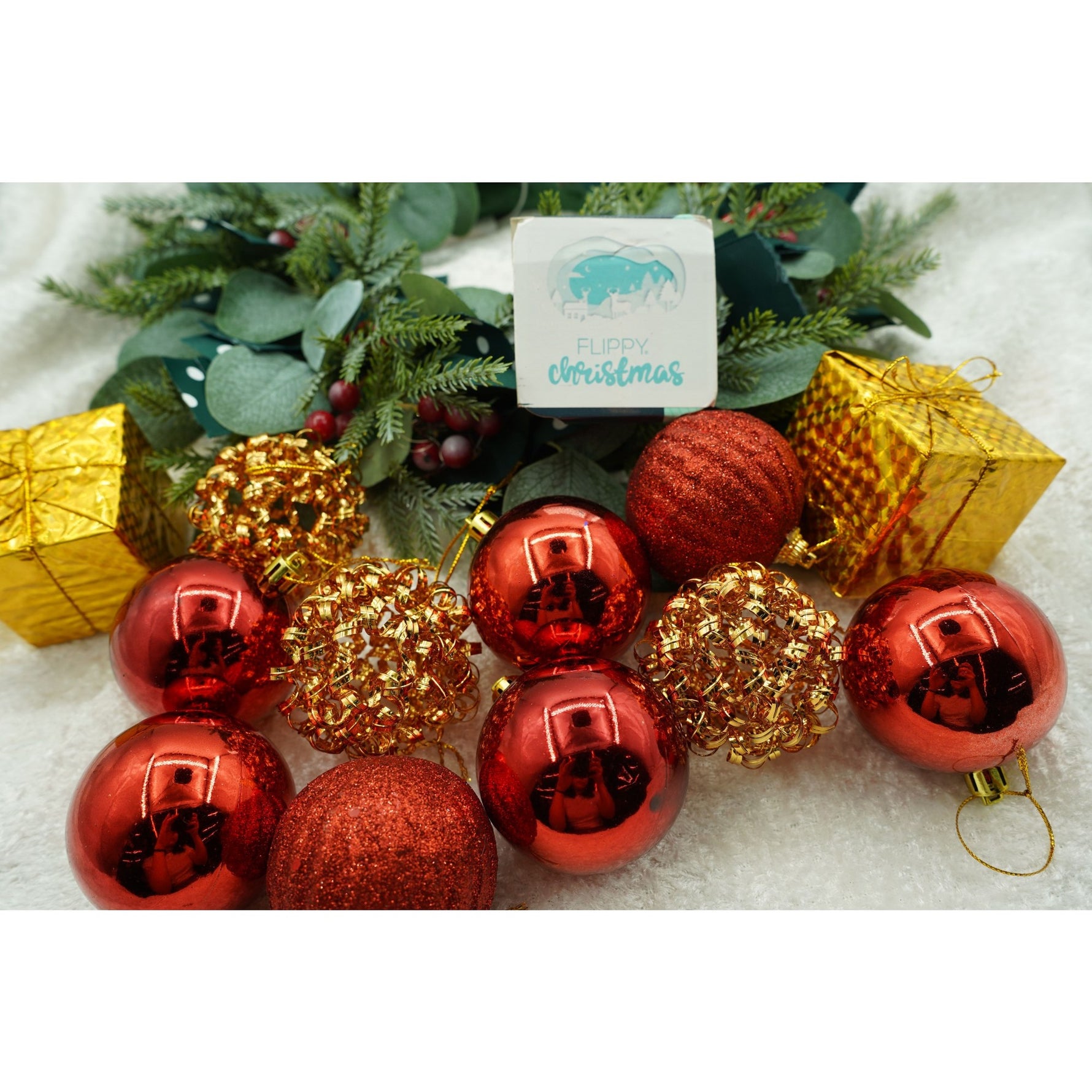 Set de 20 ornamente de brad, Flippy, de tip Glob, Rosu/ Auriu, din polistiren, cu finisaj sclipitor , cutie 6 cm