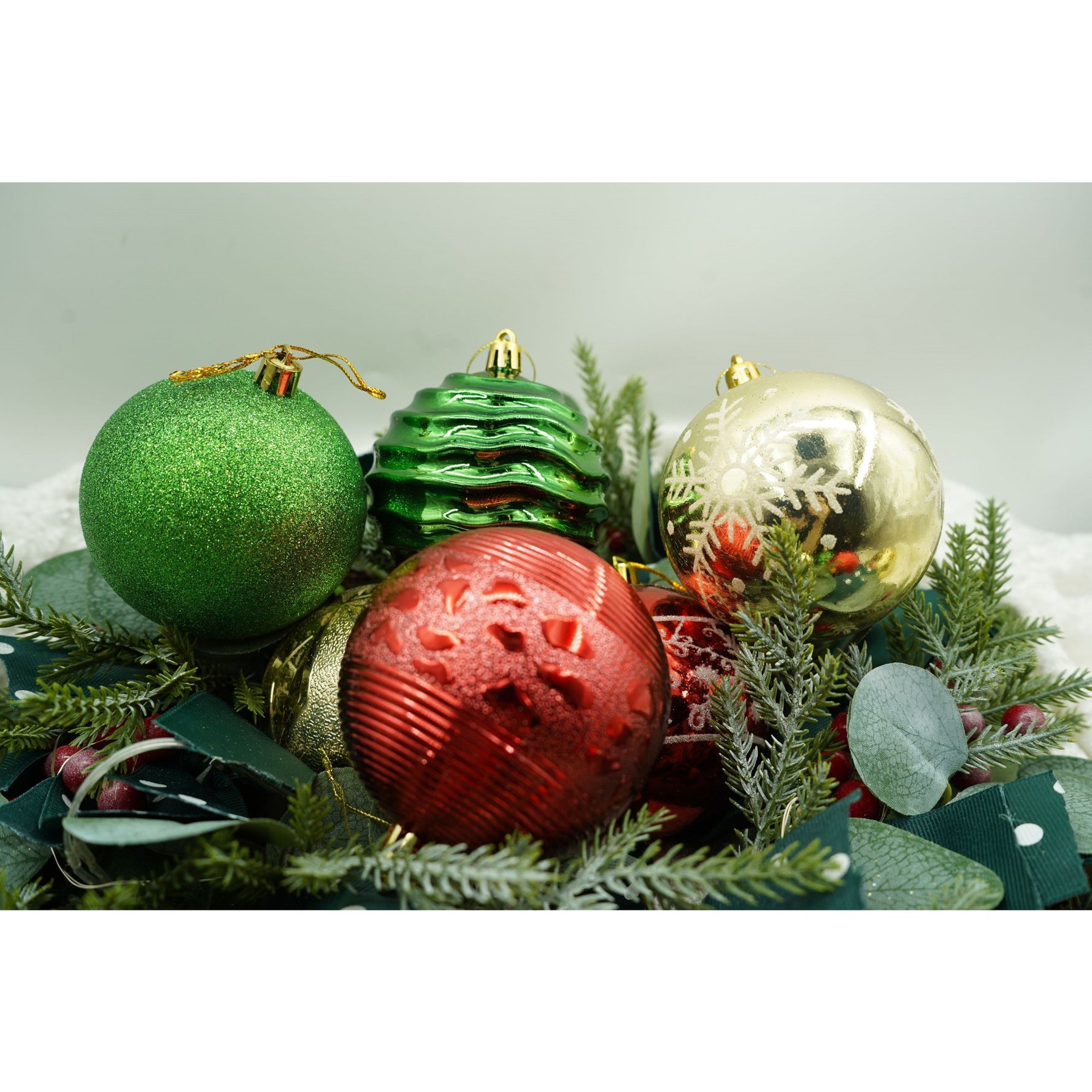 Set de 24 ornamente de brad, Flippy, de tip Glob, Multicolor, cu ø de 8 cm, din plastic, cu finisaj sclipitor , cutie