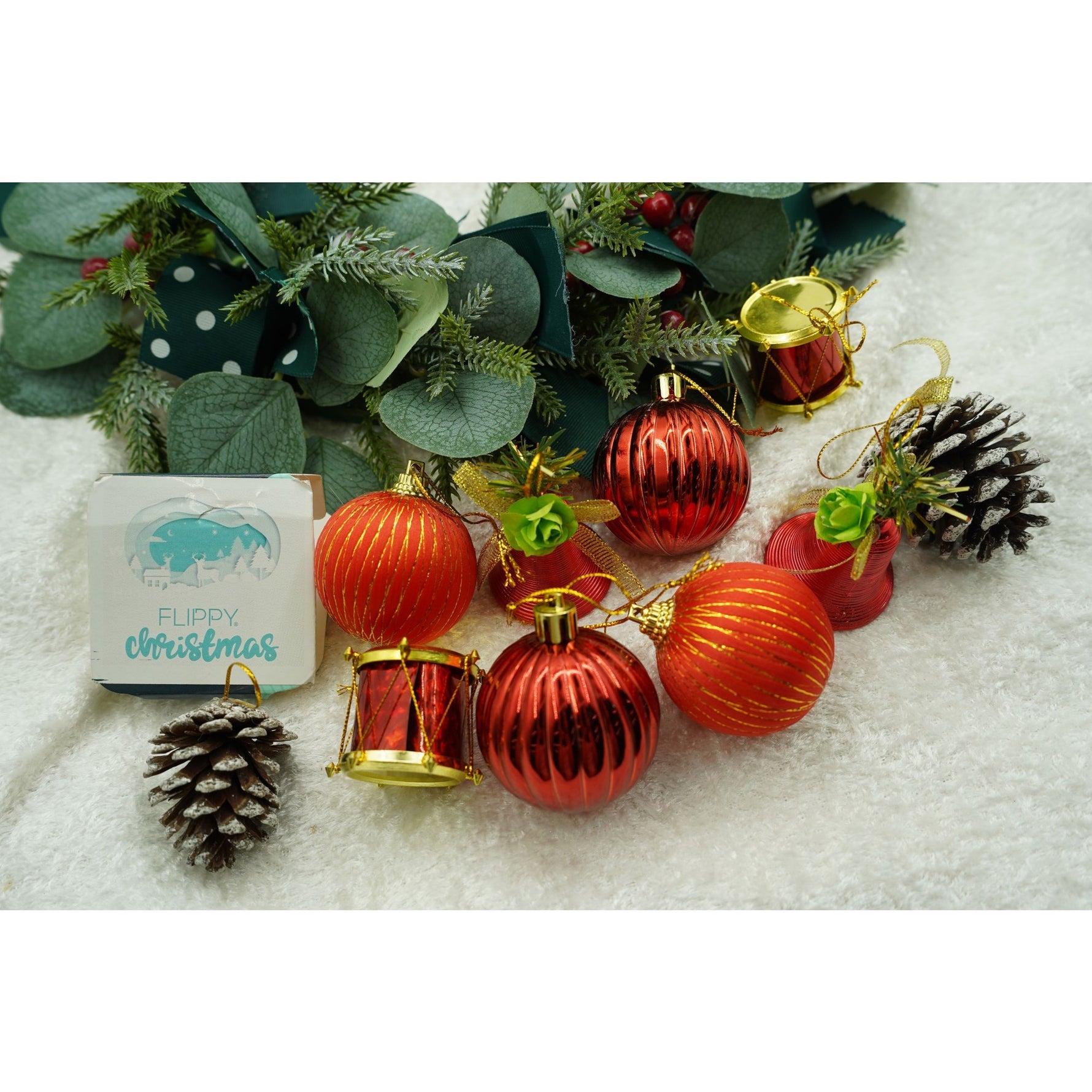 Set de 24 ornamente de brad, Flippy, de tip Glob, Rosu/ Maro, din polistiren, cu finisaj sclipitor , cutie 5 cm