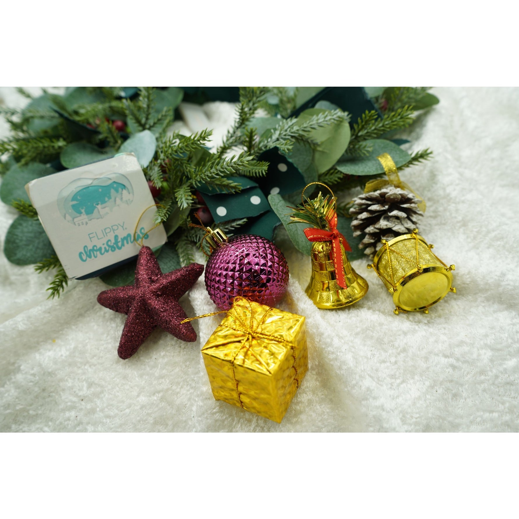 Set de 50 ornamente de brad, Flippy, de tip Glob, Rosu/ Auriu, din plastic, cu finisaj sclipitor , cutie 18 cm lungime