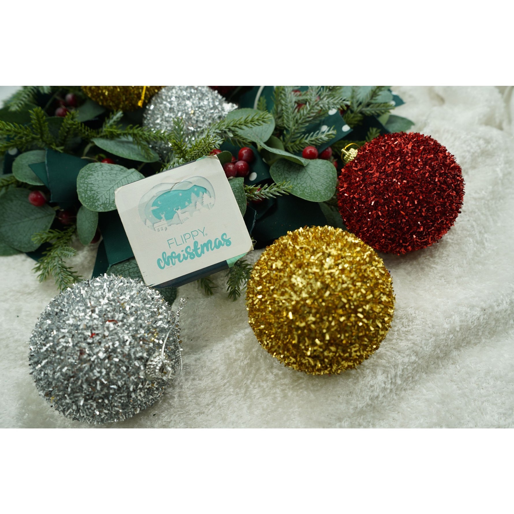 Set de 6 ornamente de brad, Flippy, de tip Glob, Multicolor, cu ø de 8 cm, din polistiren, cu finisaj sclipitor , cutie