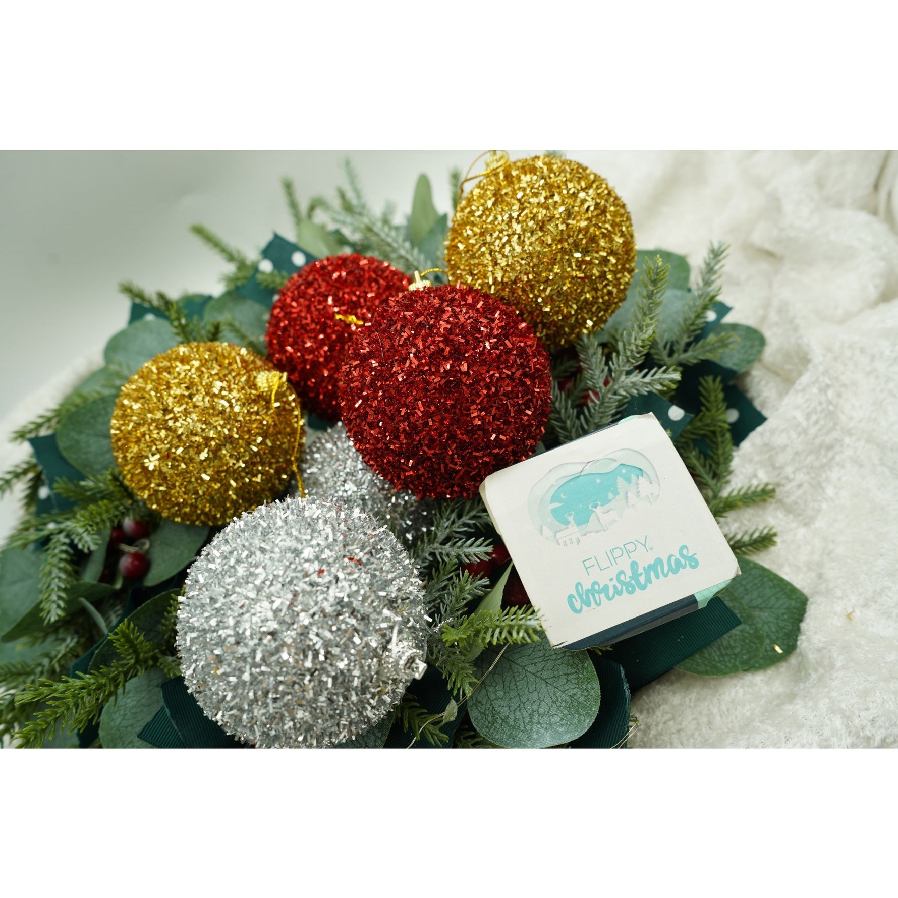 Set de 6 ornamente de brad, Flippy, de tip Glob, Multicolor, cu ø de 8 cm, din polistiren, cu finisaj sclipitor , cutie