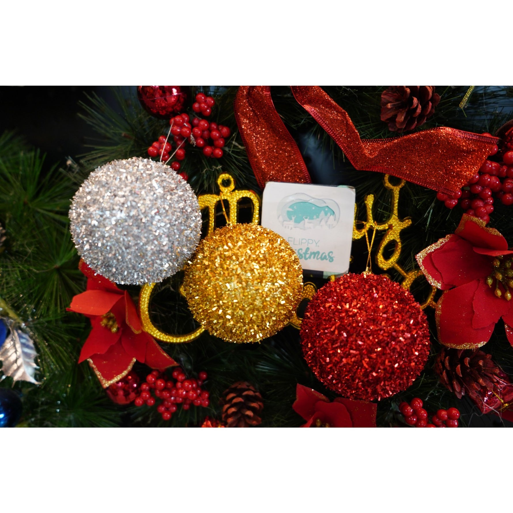 Set de 6 ornamente de brad, Flippy, de tip Glob, Multicolor, cu ø de 8 cm, din polistiren, cu finisaj sclipitor , cutie