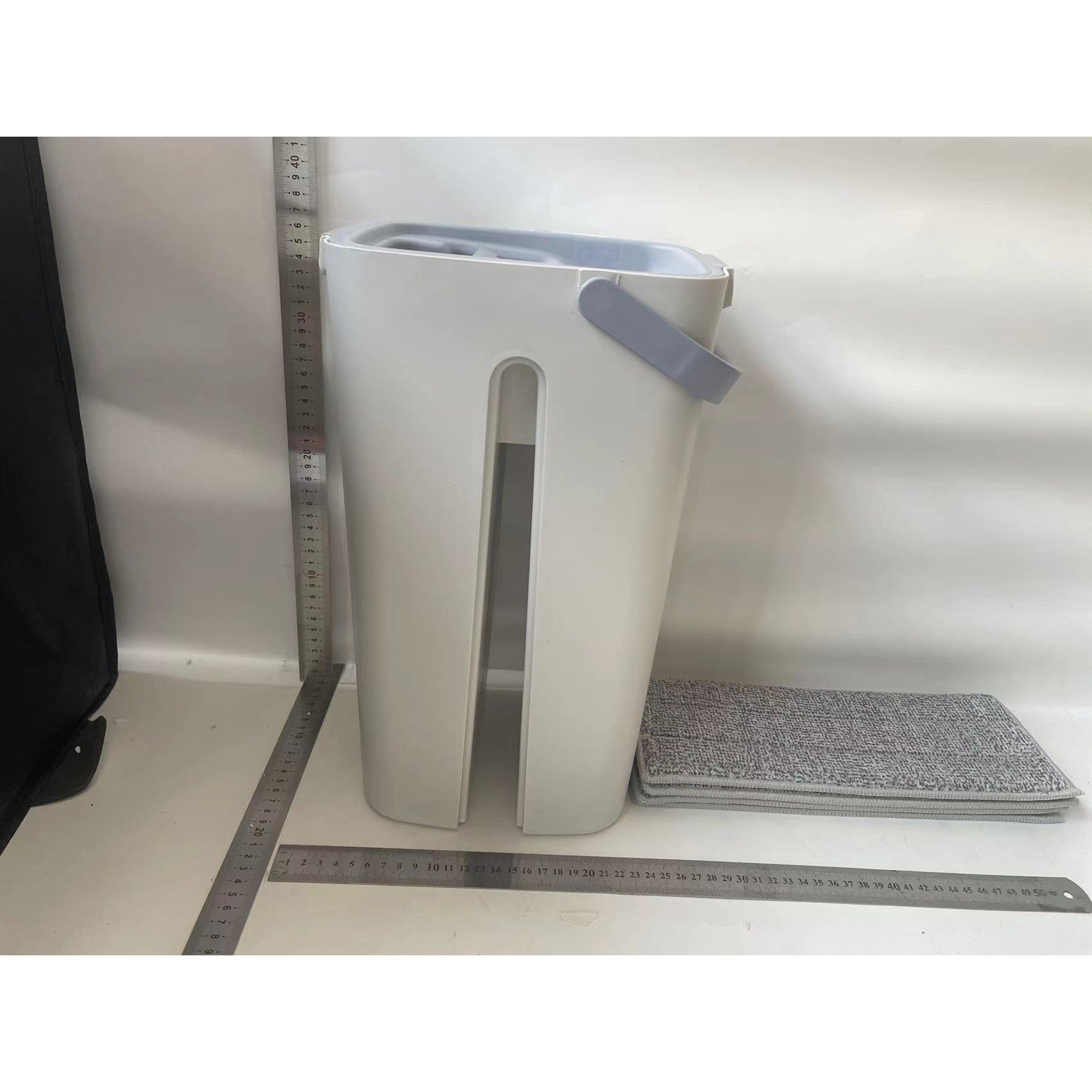 Set de curatenie Flippy, mop si galeata, galeata 5.7 l, 4 rezerve microfibra incluse, design modern, pentru interior,