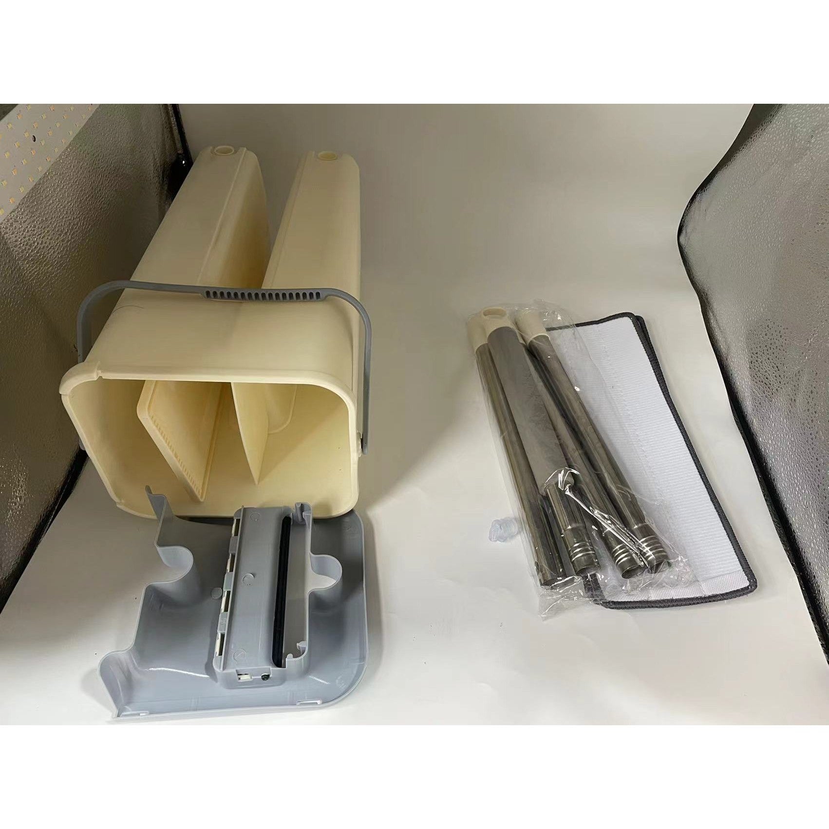 Set de curatenie Flippy, mop si galeata, galeata 6 l, 2 rezerve microfibra incluse, design modern, pentru interior,