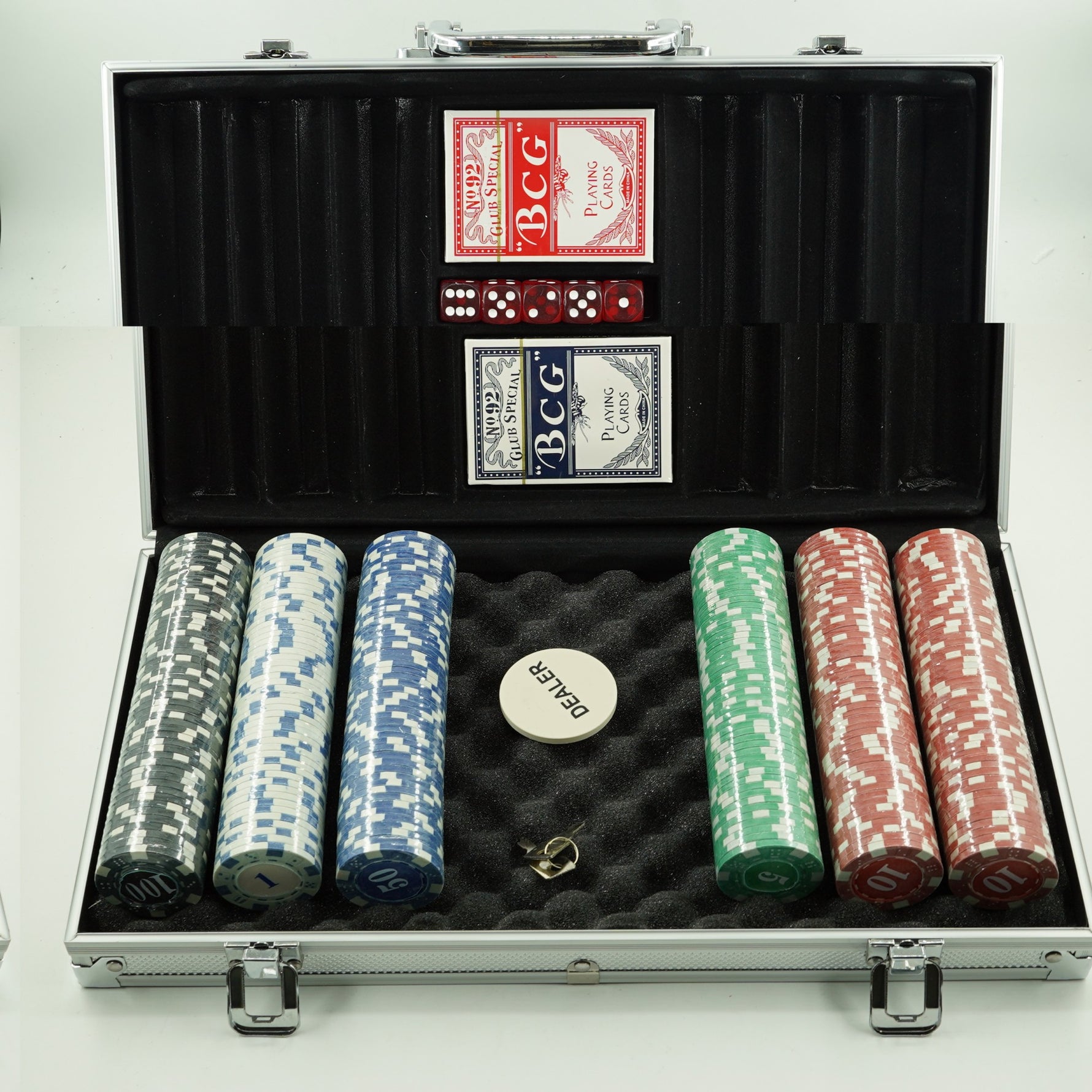 Set de Poker Complex cu 300 de jetoane Flippy, Include 2 seturi de carti, 5 zaruri, Echipat cu servieta de aluminiu cu