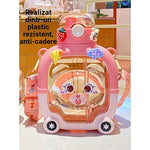 Sticla cu pai pentru copii, Flippy, model ursulet, gradata, stickere aplicate, curea reglabila, din plastic rezistent