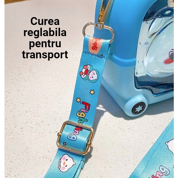 Sticla cu pai pentru copii, Flippy, model ursulet, gradata, stickere aplicate, curea reglabila, din plastic rezistent