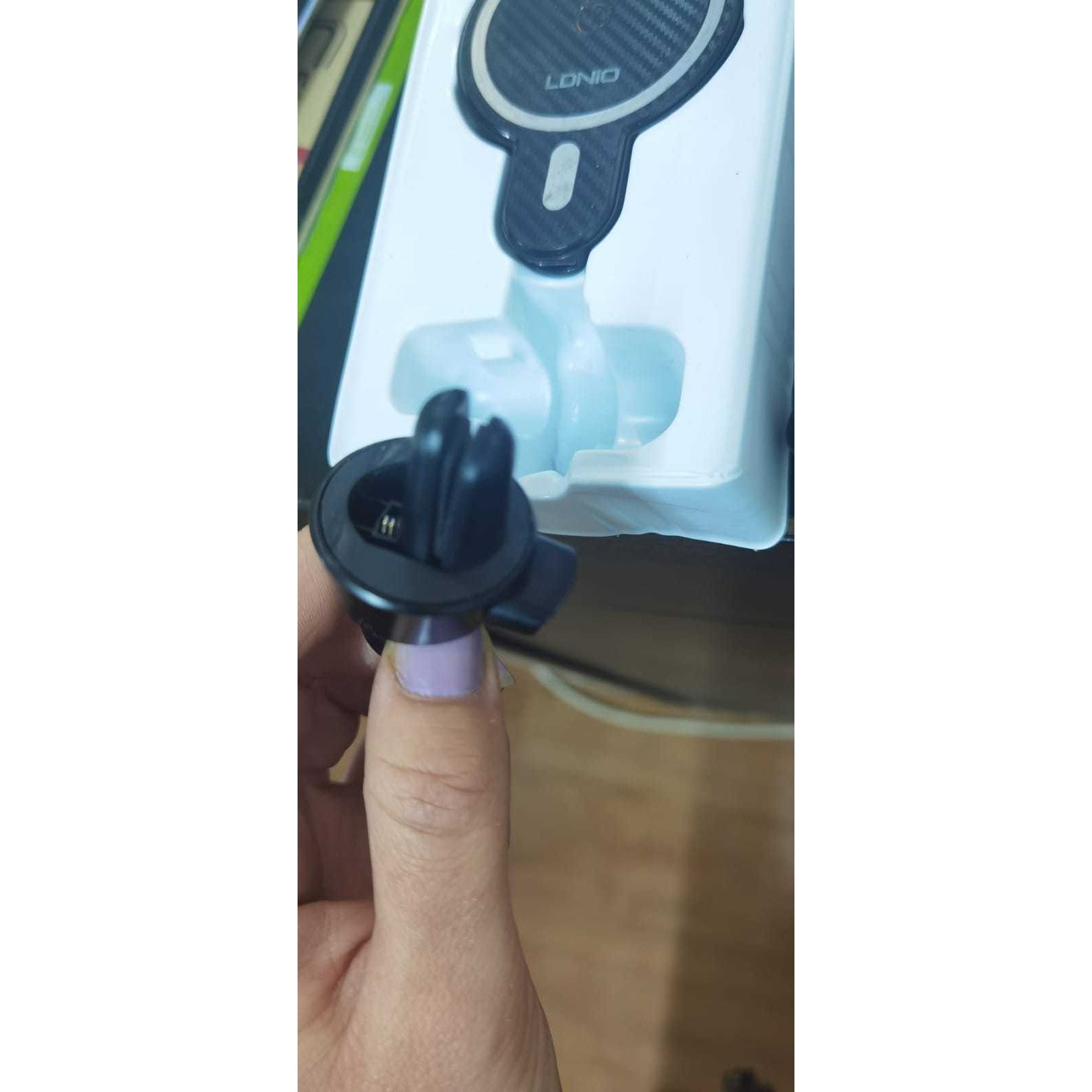 Suport auto MagSafe cu incarcare wireless 15W, Flippy, pentru seria iPhone 12, seria iPhone 13 si seria iPhone 14,
