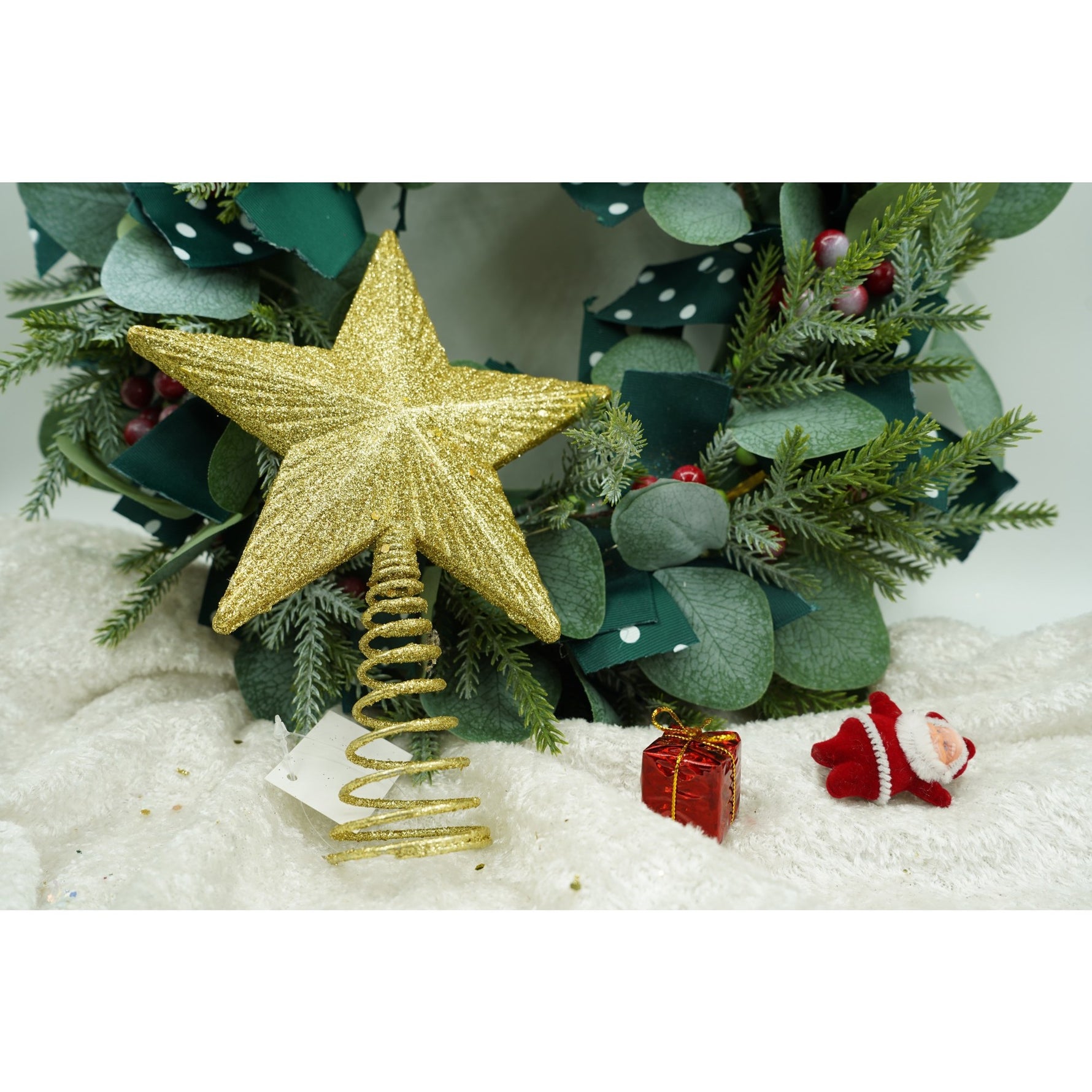 Varf decorativ de brad, Auriu, in forma de Stea, cu design in relief, din Plastic/Metal, 15.5 cm x 20.5 cm,