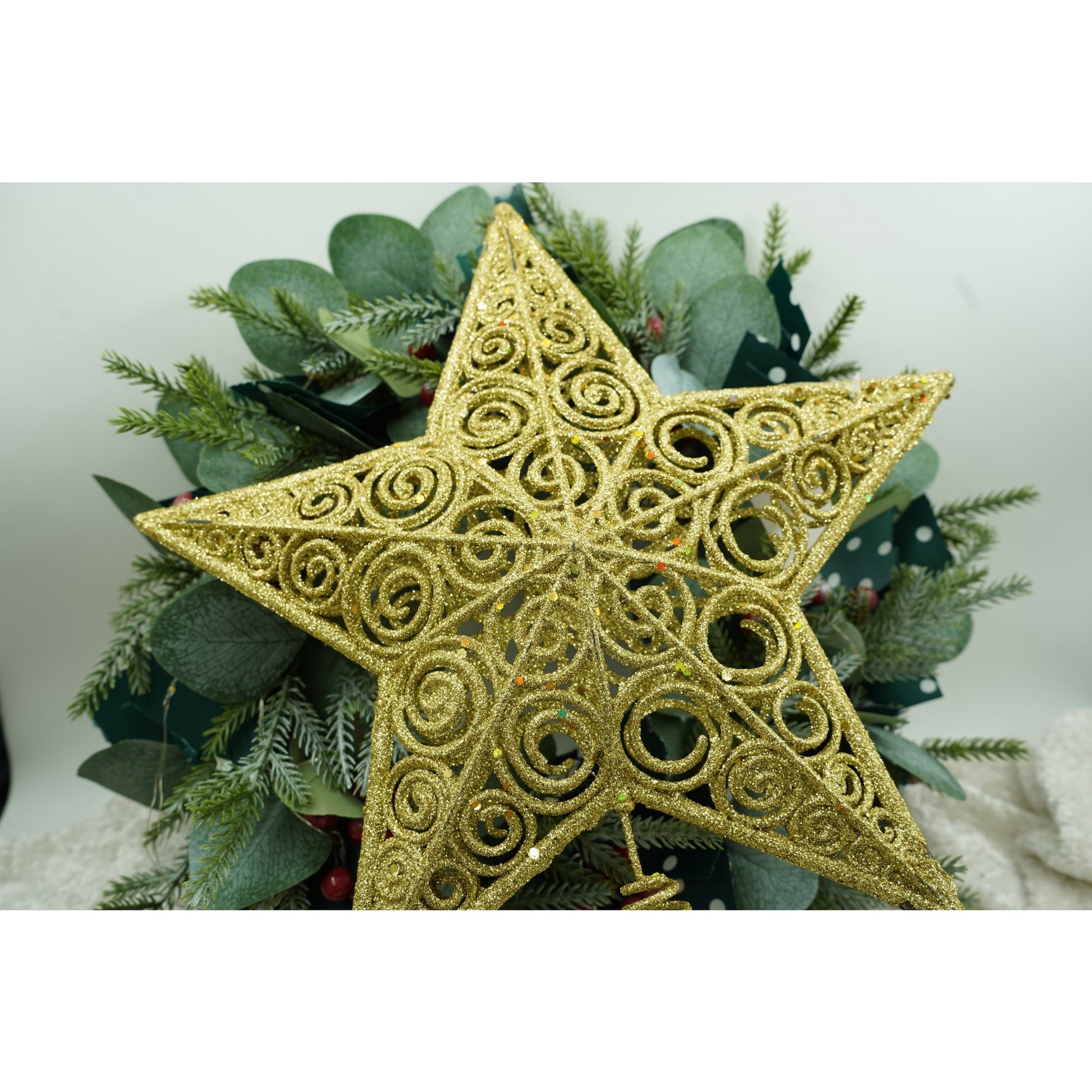 Varf decorativ de brad, Auriu, in forma de Stea, design spiralat, din Plastic/Metal, 29 cm x 38 cm, Interior/Exterior,